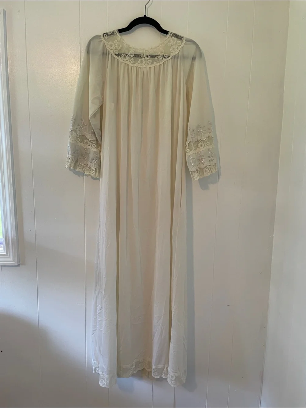 Vintage Women's Cream Lace-Trim Nightgown